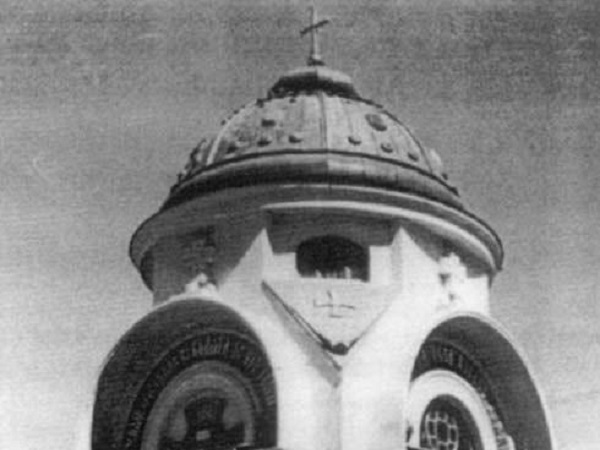 Часовня-памятник императору Николаю II и югославскому королю Александру I. Харбин, Китай