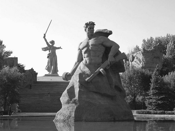 Бесмертный полк: песни военных лет - Людмила Зыкина - В парке у Мамаева кургана