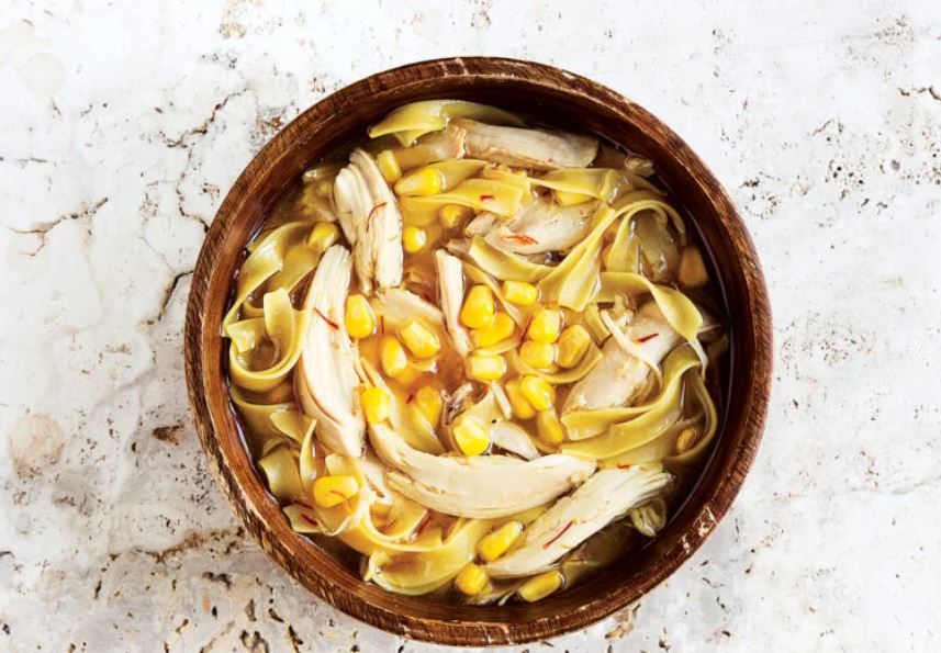 Суп с жареной курицей, кукурузой и шафраном