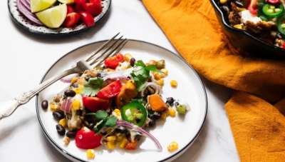 Жареный батат с индейкой, фасолью и овощами