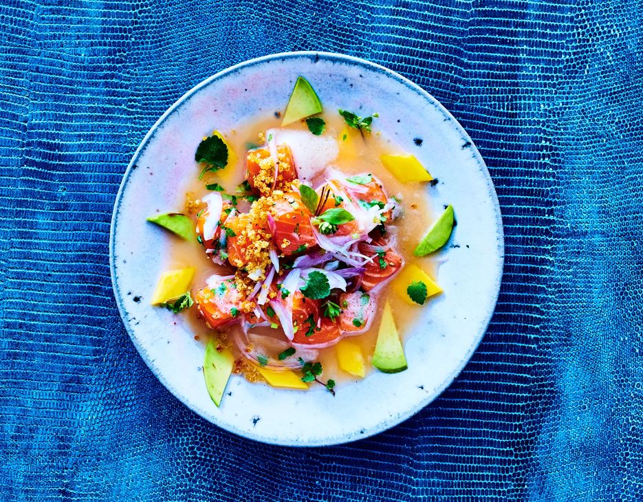Севиче из лосося с авокадо и манго